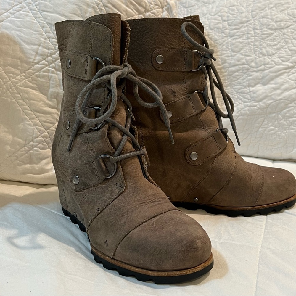 SOREL Joan of Arctic  distressed leather wedge booties size 8 - Picture 2 of 11